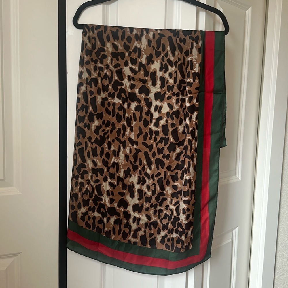 Animal polyester scarf. 41x41 inches
